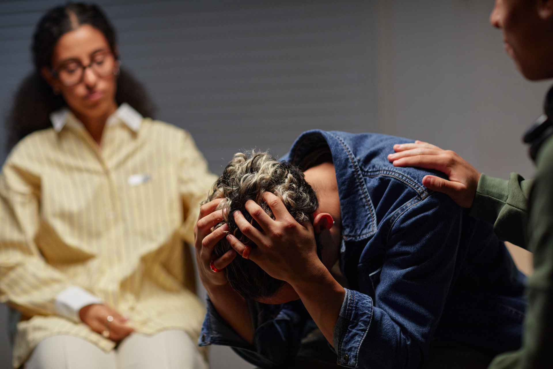 Therapiekamer met begeleider en cliënt in stille pijn
